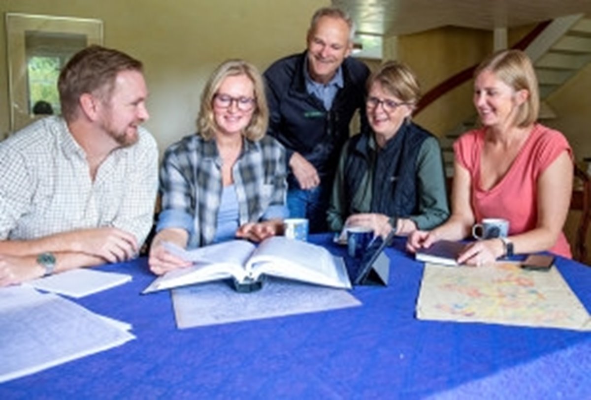 Tryggt med helhetsrådgivning för nya generationen i Råryd.
Syskonen Olof Bachman, Maria Balint och Karin Sagnia har under det senaste året tagit sina första steg som helt nya skogsägare och fått
lära sig mycket om både skogen och ekonomin. De har tagit över fastigheten Råryd av föräldrarna Monica och Karl-Olof Persson och
är nu tolfte generationen som brukar gården.