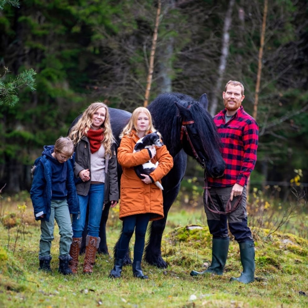Södramedlemmarna Maria och John-Peter Lindberg i Blädingeås äger skog av flera anledningar. För John-Peter är det skogsskötseln som är mest intressant, medan Maria använder skogsmiljön i sitt arbete som fotograf.