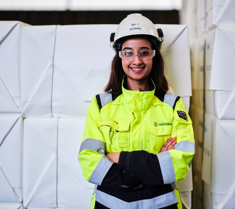 Södra medarbetare iklädd skyddsutrustning vid Södras massabalar