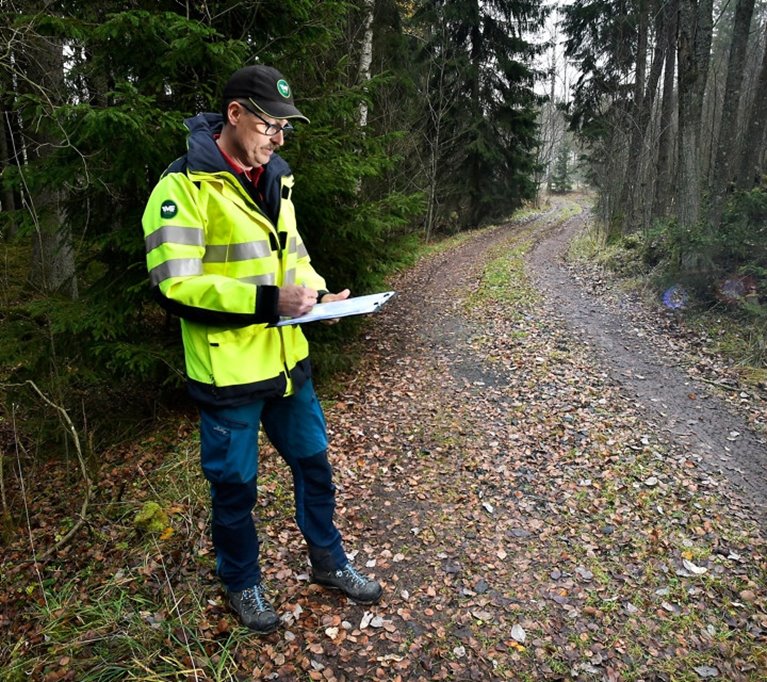 Inventering av skogsbilväg.