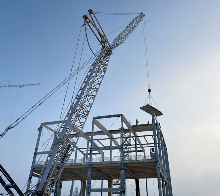 Byggarbetsplats med kran
