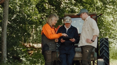 Bilder från filmen om Familjeskogsbruken My von Friesendorff, Carl von Friesendorff och Henrik von Friesendorff