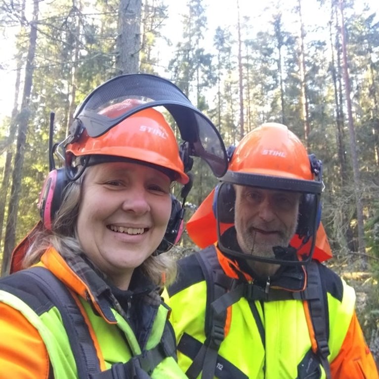 Monica och John-Erik Andersson, Södramedlemmar i Brevik öster om Tibro, arbetar ofta tillsammans i skogen och har utvecklat rutiner för att minimera riskerna.