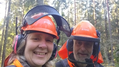 Monica och John-Erik Andersson, Södramedlemmar i Brevik öster om Tibro, arbetar ofta tillsammans i skogen och har utvecklat rutiner för att minimera riskerna.