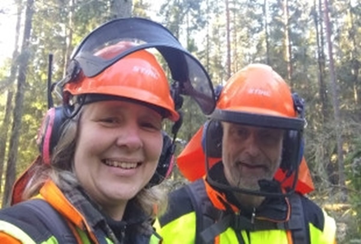 Monica och John-Erik Andersson, Södramedlemmar i Brevik öster om Tibro, arbetar ofta tillsammans i skogen och har utvecklat rutiner för att minimera riskerna.