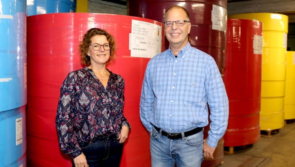 Susanne Hagerstrand är försäljningschef på Klippans bruk och Lennart Larsson är platschef. Historisk bild