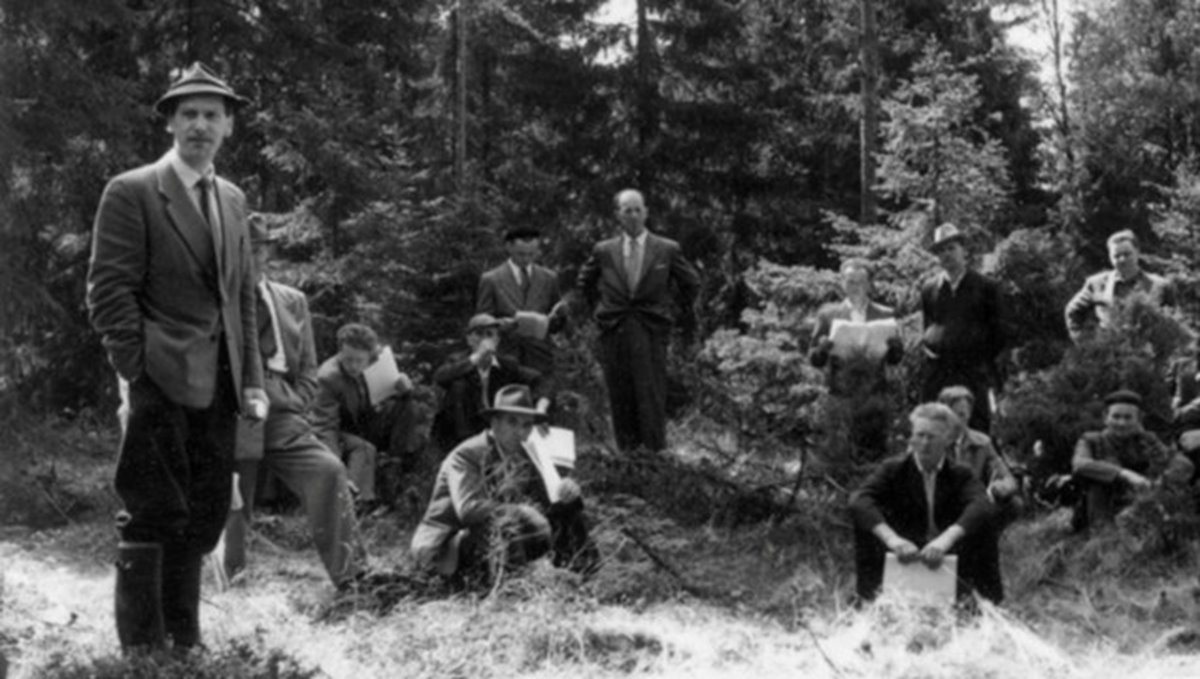 Carl Fornling in front of a group of forest owners