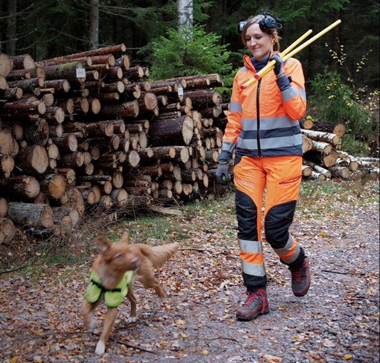 Evelina Eklund, Östragården Runtorp, medlem i Södra. Hund.