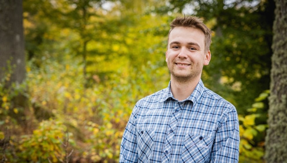 Bild på en ung kille i skogen med skjorta