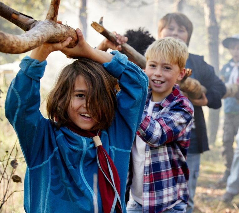 Barn i scouternas klädsel