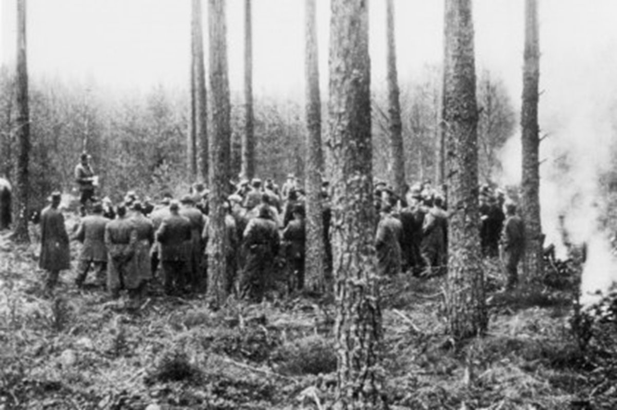 Samling av personer i skogen, någon håller anförande. Omskannad _342.