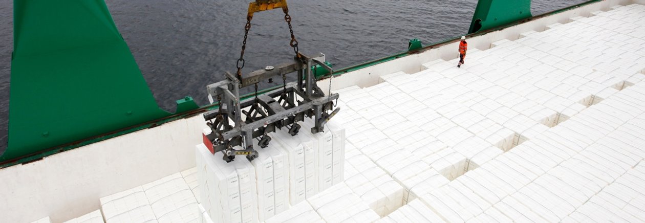 lastning av pappersmassa på Södras båt Timbus
loading paper pulp bales on Södra's ship, Timbus