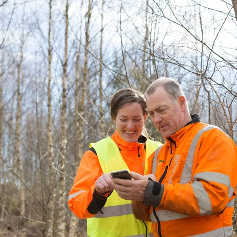 Röjning av skog av Södra-medlemmen Karl-Eric Johansson och dottern Ellen Johansson. 