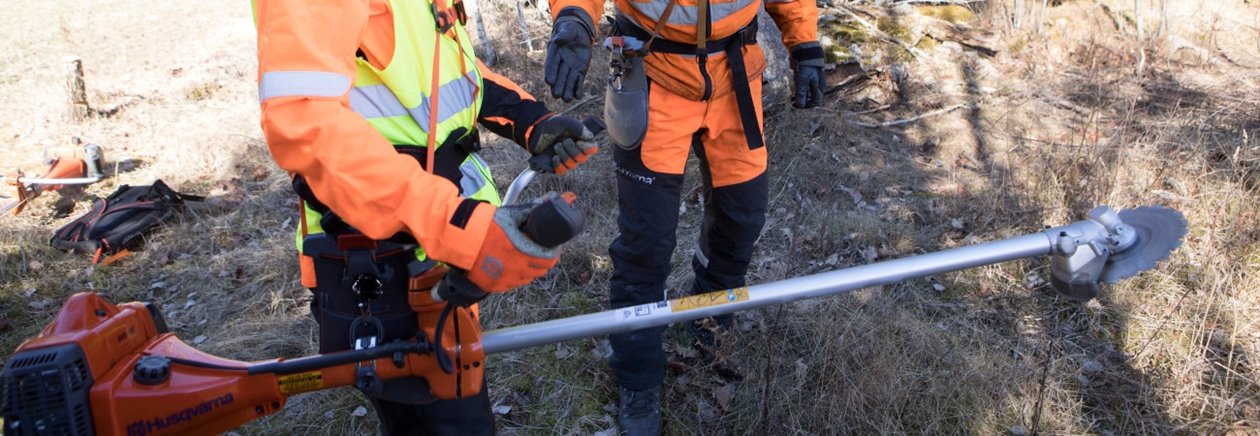 Röjning av skog av Södra-medlemmen Karl-Eric Johansson och dottern Ellen Johansson.  Jusetering och inställning av sele och såg.