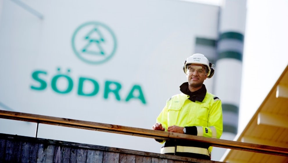 Södra medarbetare framför Södras anläggning