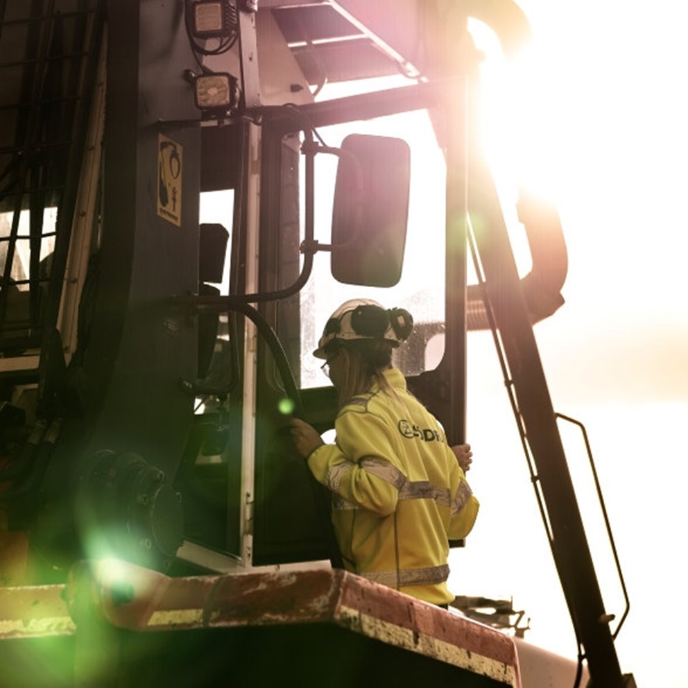 Person som klättrar upp i skogsmaskin