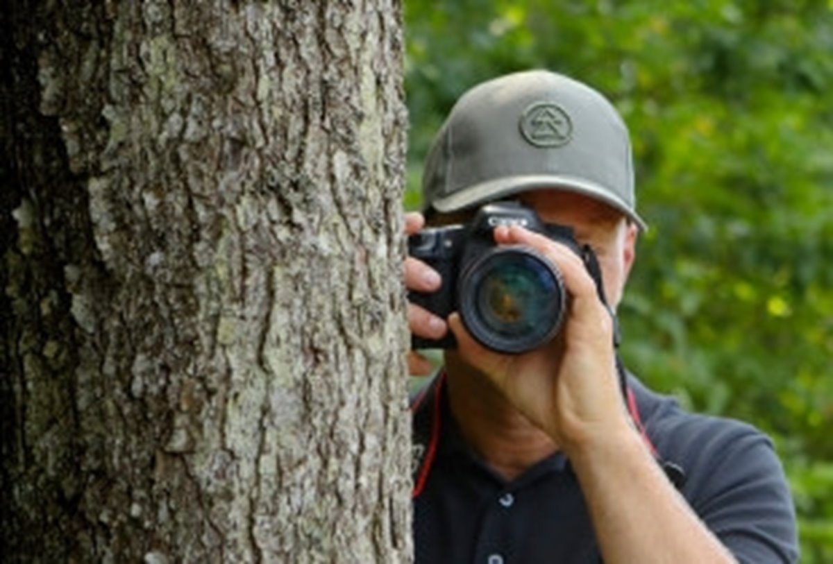 Bilder på Mattias Strömberg som fotograferar.