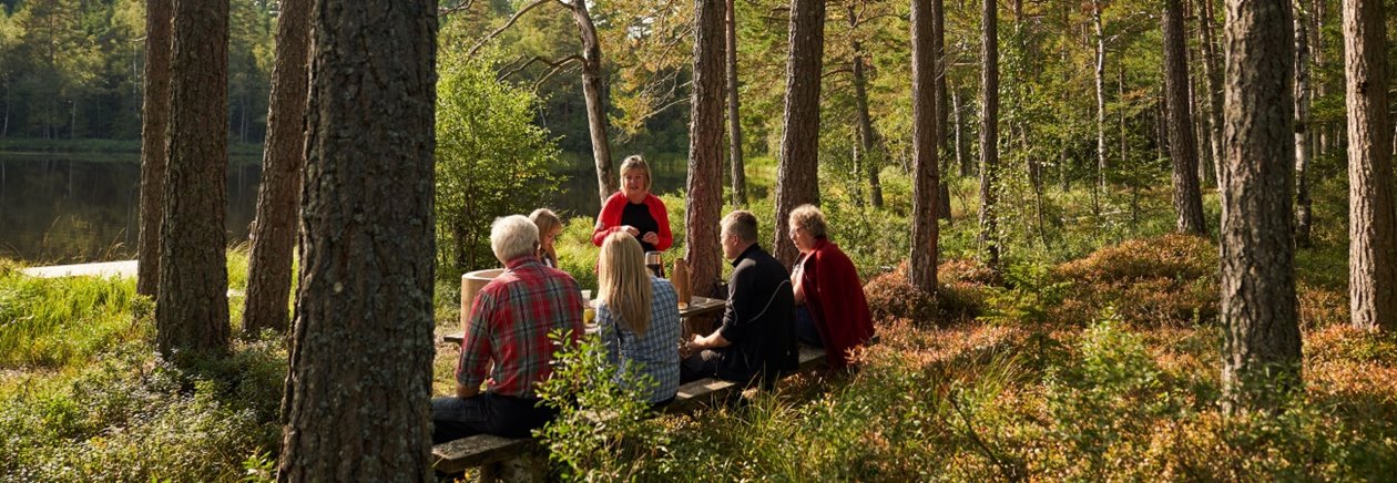 Skogsinspektor medlem 2020. Katarina Carlsson, Ava Houlihan-Burne (statist), från vänster sittande Ingemar Levinsson, skogsinspektor Åsa Andersson, Joakim Carlsson, Runa Levinsson. 