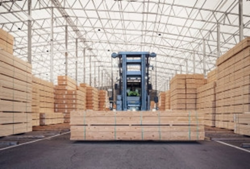 Södra Wood Långasjö Truck kör med virkespaket