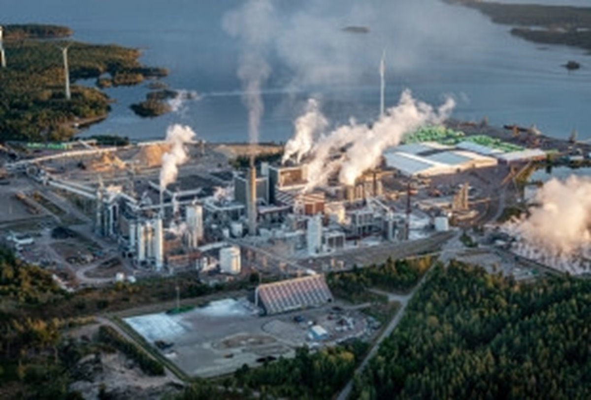 Flygfoto av massabruket i Mönsterås