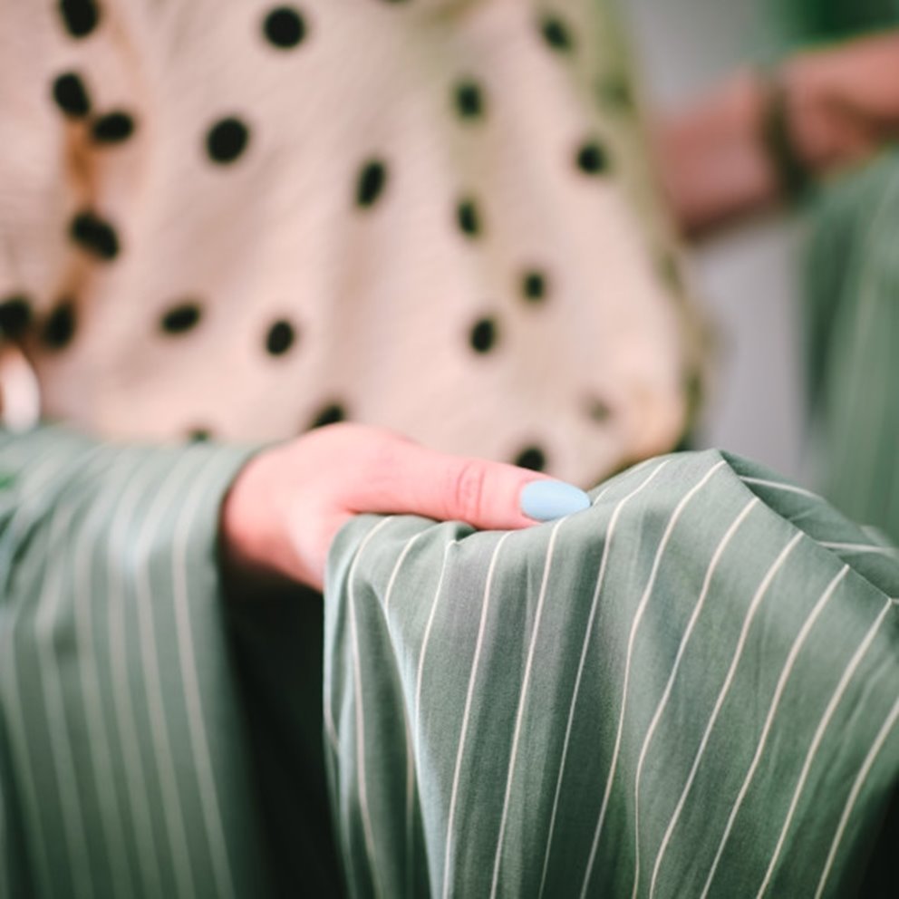 Person visar upp Oncemore plagg av Södra