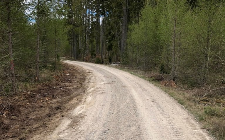 Upprustning av skogsbilväg
Breddning av kurva
Södras skogsbilvägstjänster