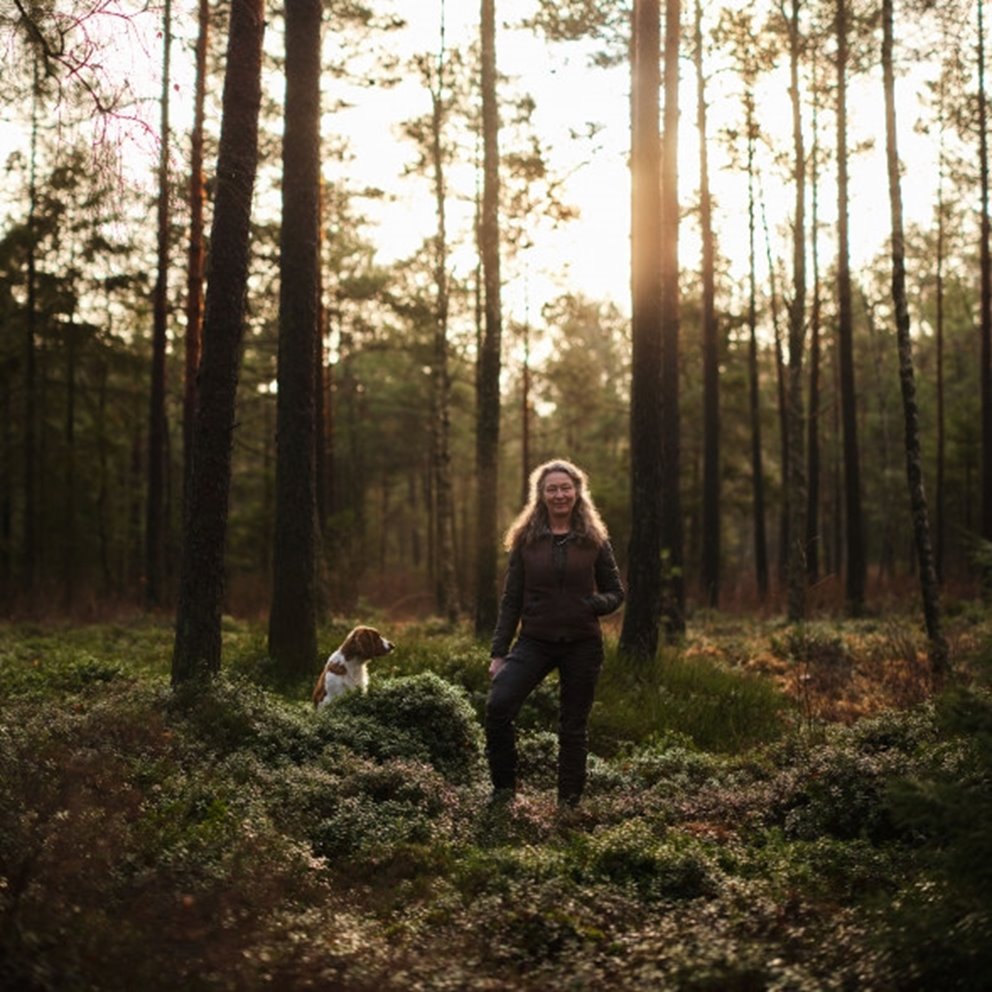Kvinna stående i skogen