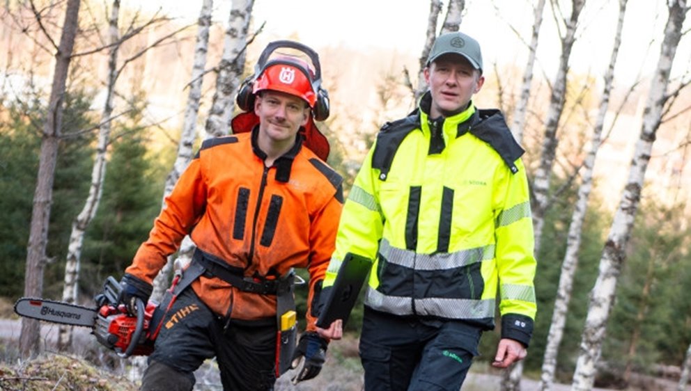 Medlemsreportage Södramedlemmarna Kristofer och Maddeleine Andersson på släktgården Haga i Tranemo.
Skogsägare Kristofer Andersson och skogsinspektor Julius Berg.