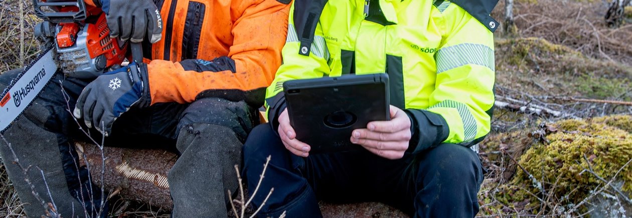 Medlemsreportage Södramedlemmarna Kristofer och Maddeleine Andersson på släktgården Haga i Tranemo.
Skogsägare Kristofer Andersson och skogsinspektor Julius Berg.