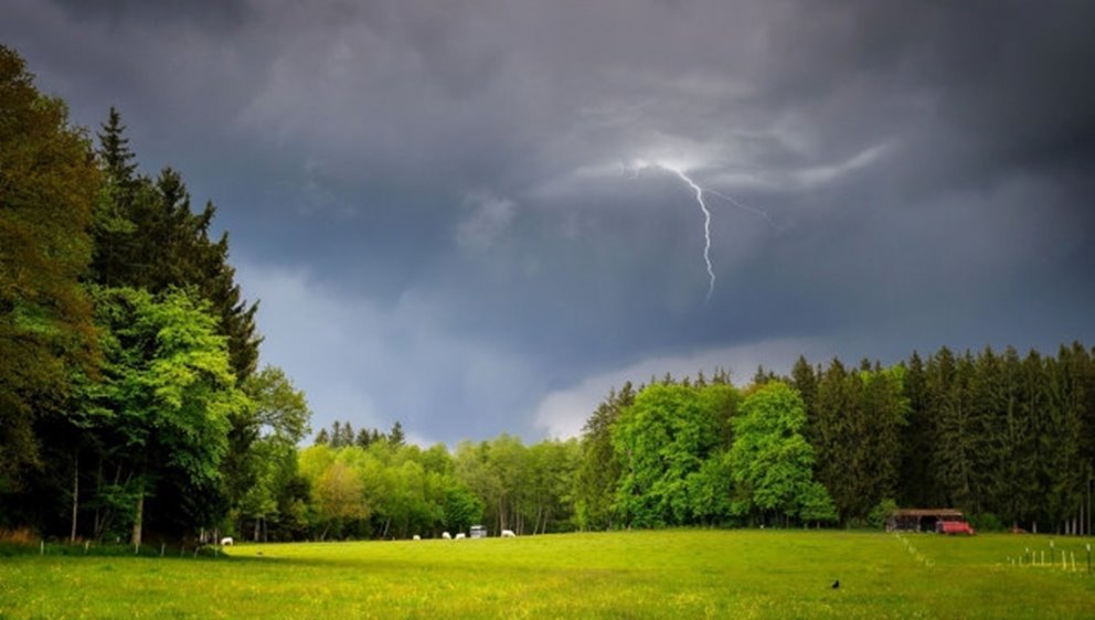 Åskmoln, stormmoln och blixtar