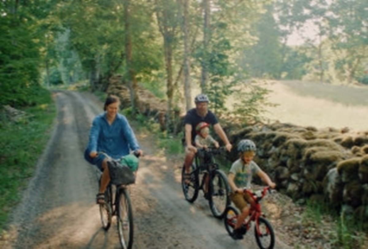 Bilder från filmen om Familjeskogsbruken 
Familjen Stark med Nicole och Tobias, barnen Thure och Gösta