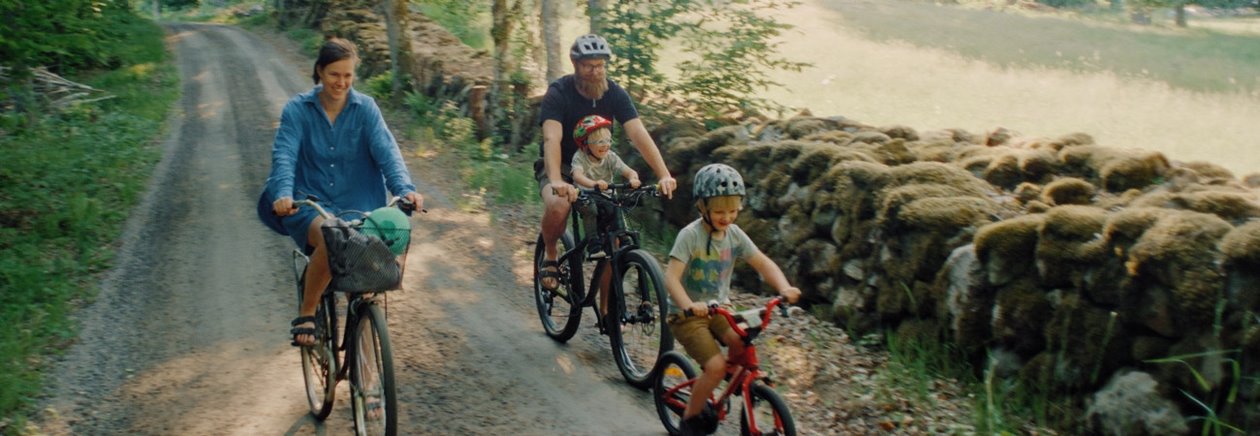 Bilder från filmen om Familjeskogsbruken 
Familjen Stark med Nicole och Tobias, barnen Thure och Gösta