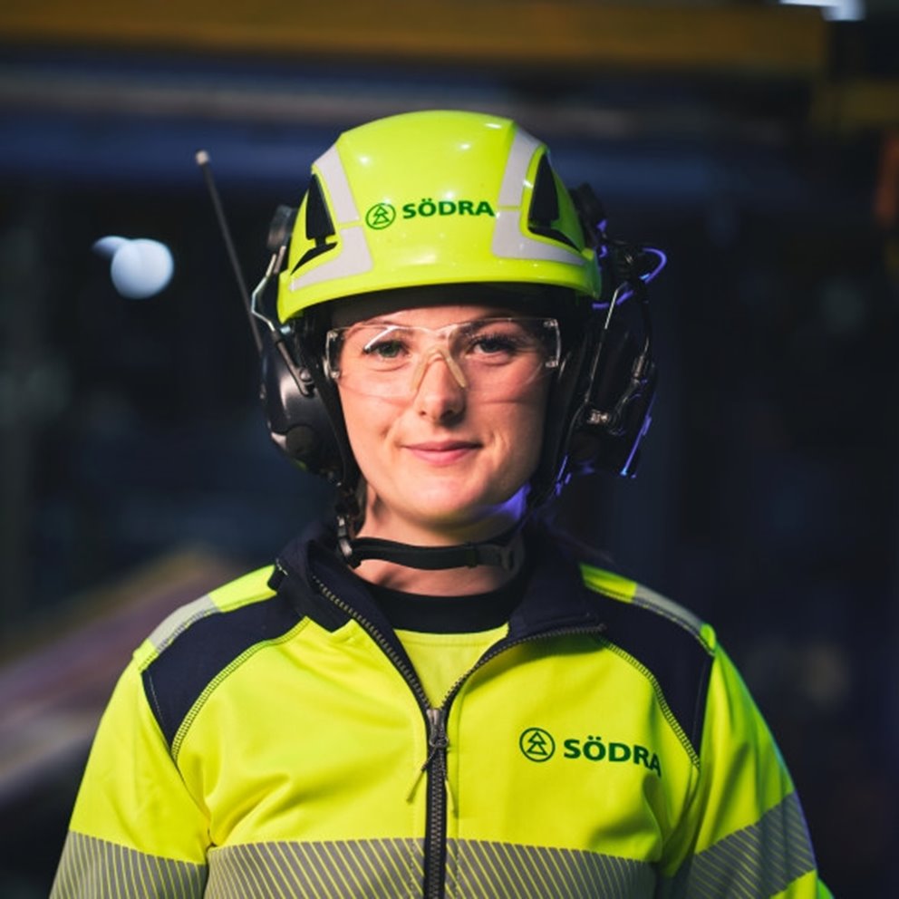 Kvinnlig medarbetare på Södra i skyddsutrustning