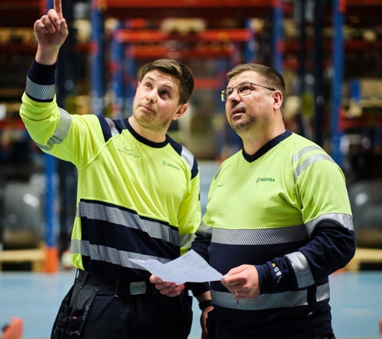 Diskuterande medarbetare i industrimiljö