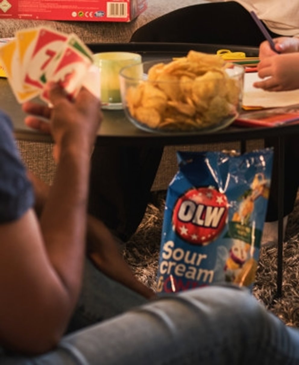 Chipspåse vid soffan
