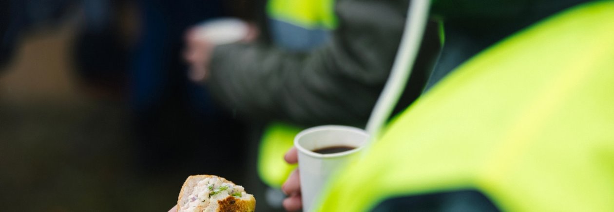 Fikar på kaffe och fralla i skogen
