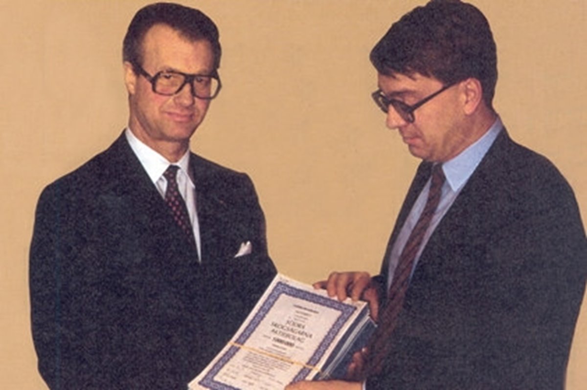 Södrakontakt 
Historiskt på industridepartementet: Archibald Dickson tar emot statens aktier i Södra Skogsägarna AB av Lars Rekke från Industridepartementet. Södrakoncernen är helt bondeägd.
År 1985