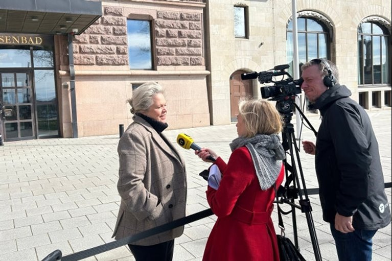 Lotta Lyrå intervjuas efter mötet med regeringen om tullarna