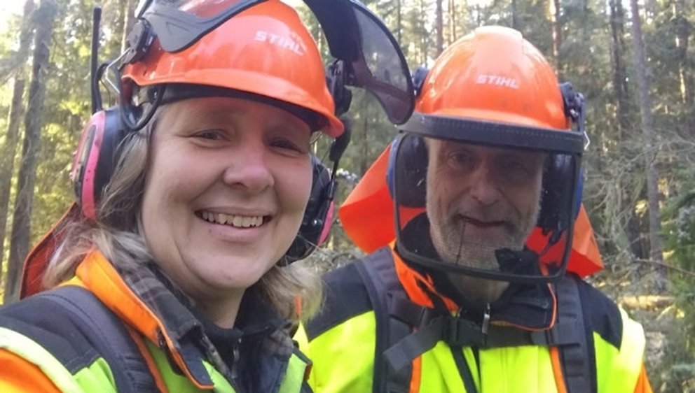 Monica och John-Erik Andersson, Södramedlemmar i Brevik öster om Tibro, arbetar ofta tillsammans i skogen och har utvecklat rutiner för att minimera riskerna.