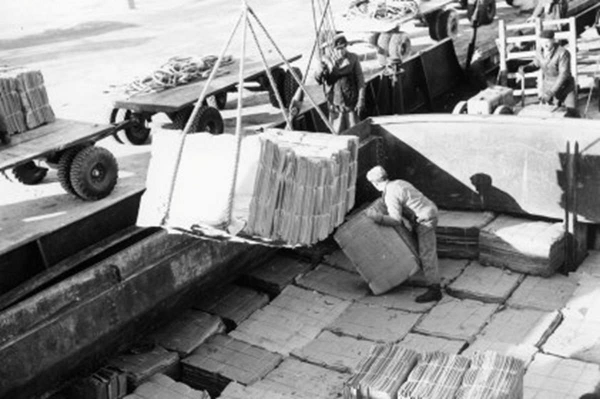 Första båttransporten av massa i Mönsterås