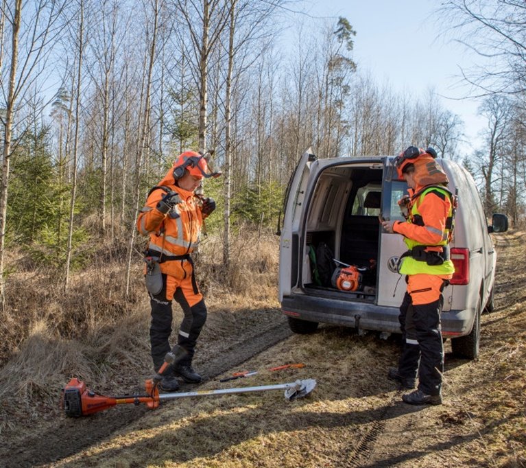 Röjning av skog av Södra-medlemmen Karl-Eric Johansson och dottern Ellen Johansson. 