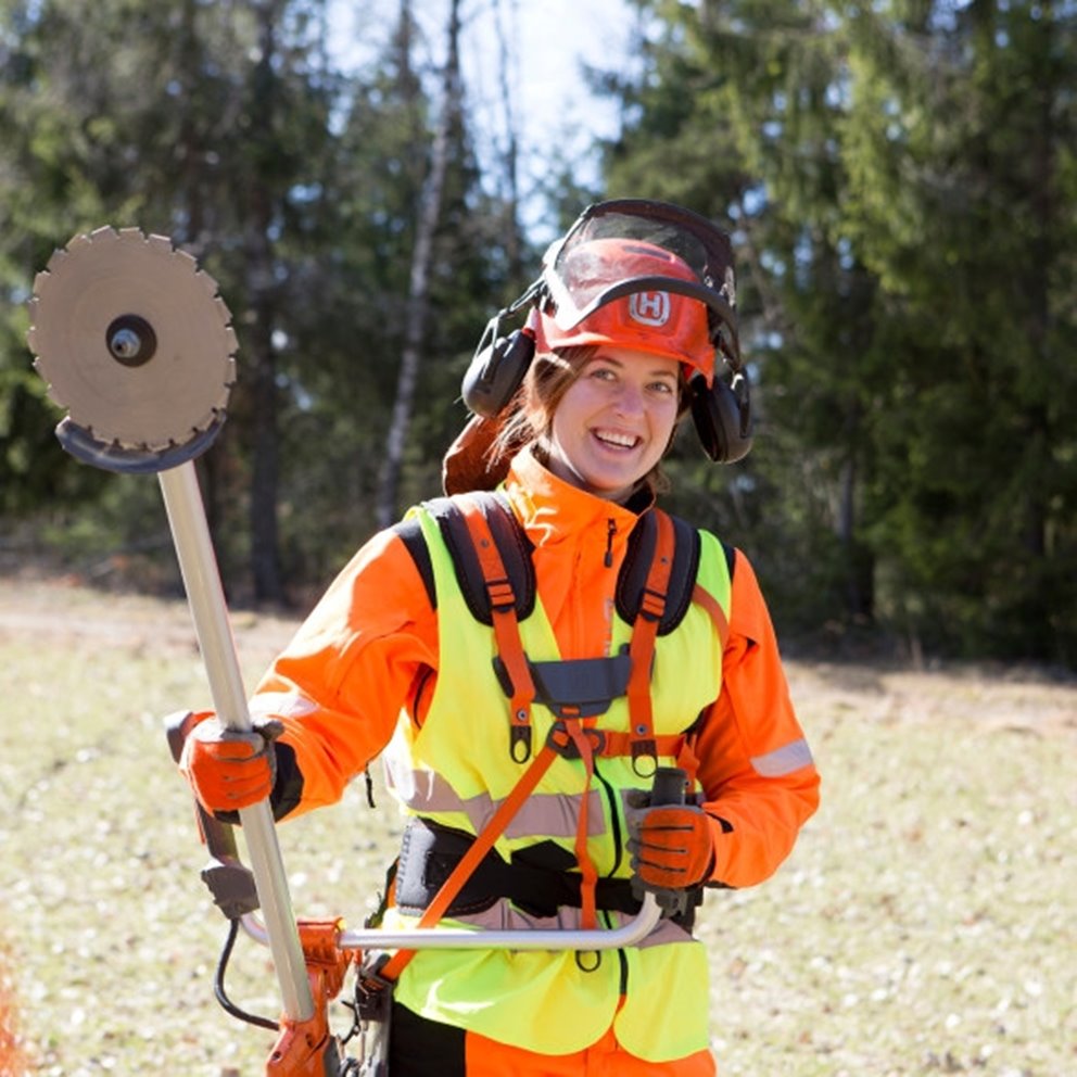 Röjning av skog av Södra-medlemmen Karl-Eric Johansson och dottern Ellen Johansson.