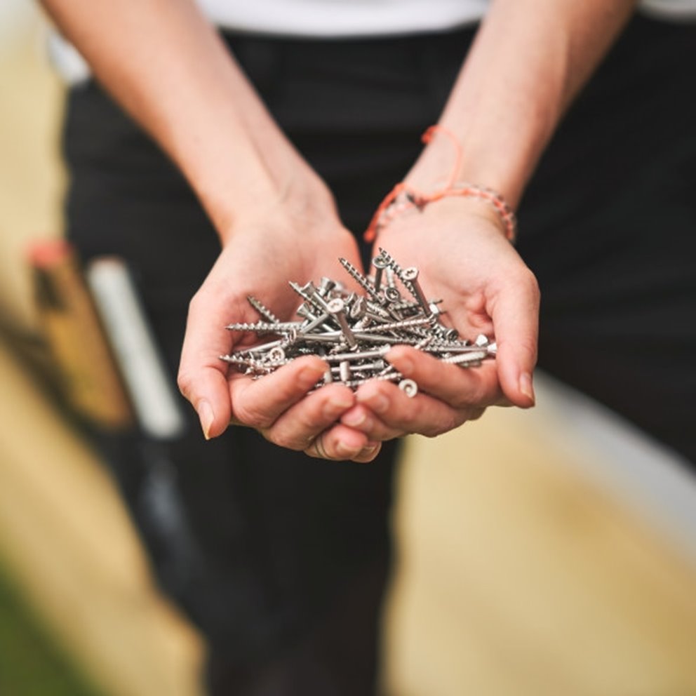 Trallskruv i händer