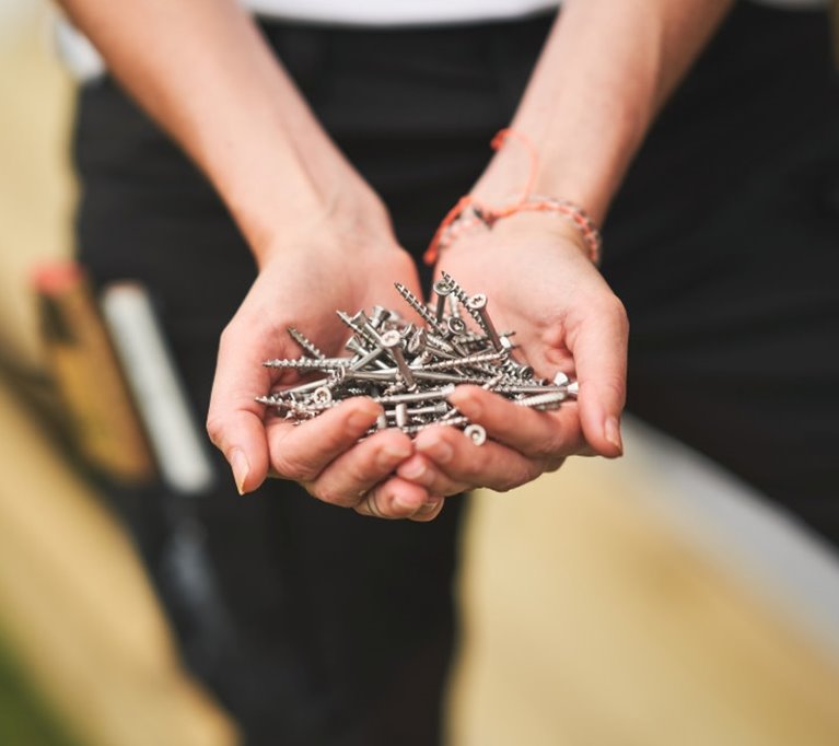 Trallskruv i händer