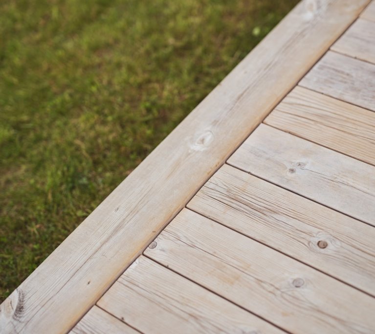 Fotografering av Wood slutprodukter vid sjön Målen sommar 2023, alla medverkande är modeller.
Produkter Trall NTR AB 28x120