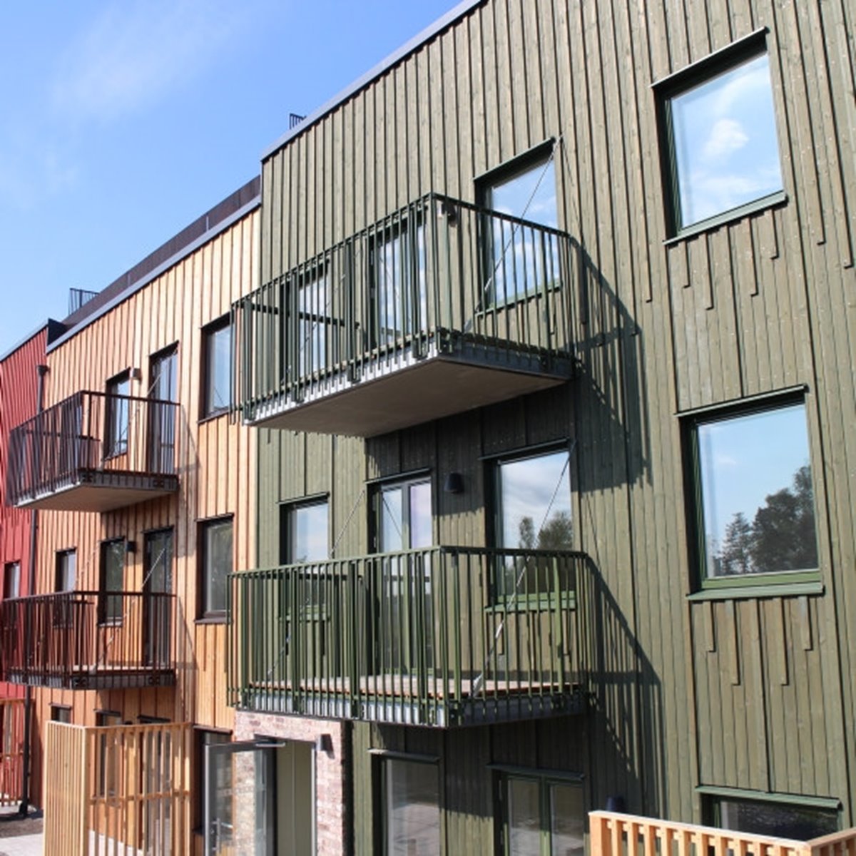 Färgade KL-trähus med balkonger 