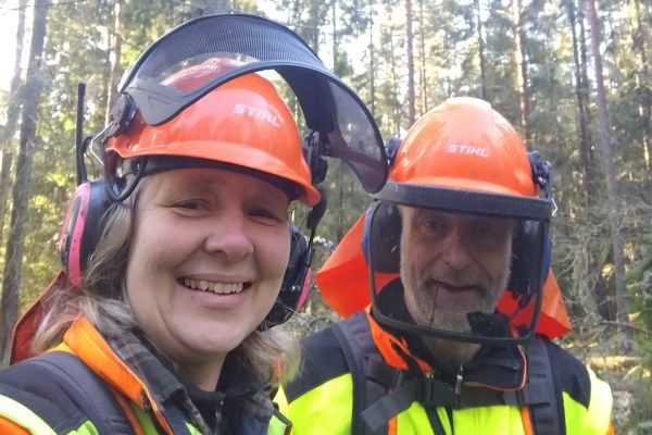 Monica och John-Erik Andersson, Södramedlemmar i Brevik öster om Tibro, arbetar ofta tillsammans i skogen och har utvecklat rutiner för att minimera riskerna.