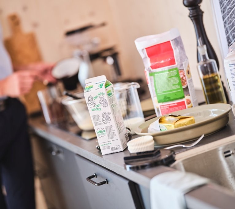 Diskbänk med disk och olika förnybara förpackningar