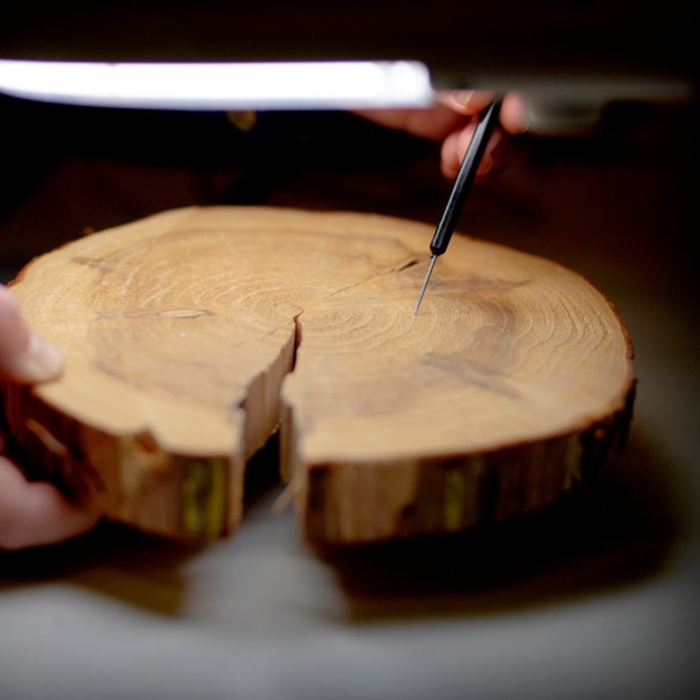 Träskiva under labblampa