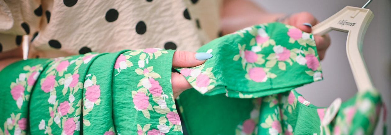 Kläder från återvunnen textil och trä från Södras hållbart brukade skogar. Kläder från Lindex baserade på OnceMore.